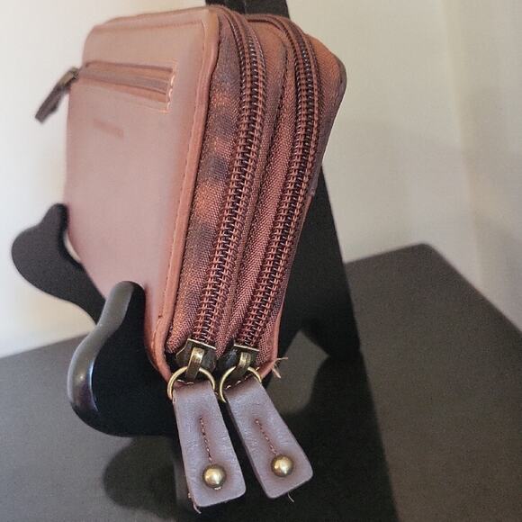 Stone Mountain Accessories Two-Tone Brown Zippered Leather Wallet - Picture 4 of 15